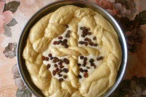 Pasca traditionala cu branza si stafide
