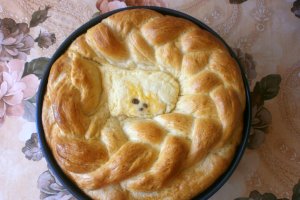 Pasca traditionala cu branza si stafide