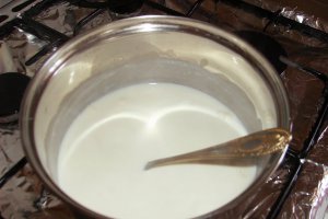 Prajitura cu crema de lamaie si glazura de ciocolata