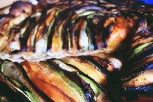 Tarta multicolora de legume cu creme fraiche si salvie
