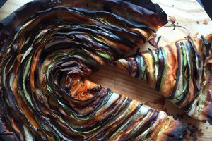 Tarta multicolora de legume cu creme fraiche si salvie
