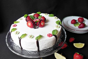 Tort cu crema de lime si capsuni