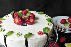 Tort cu crema de lime si capsuni