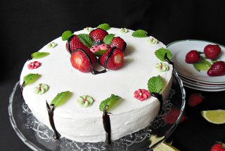 Tort cu crema de lime si capsuni