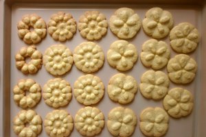 Biscuiti cu gem si nuca de cocos