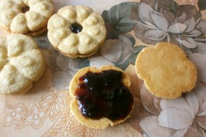 Biscuiti cu gem si nuca de cocos