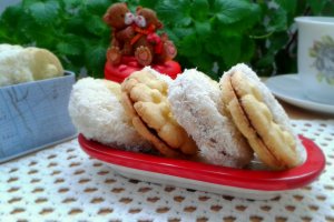 Biscuiti cu gem si nuca de cocos
