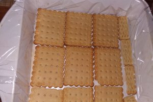 Prajitura rapida cu biscuiti si frisca