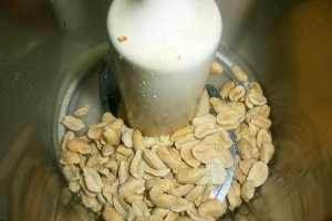 Nuci umplute cu crema de ciocolata si arahide