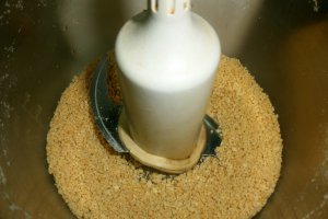 Nuci umplute cu crema de ciocolata si arahide