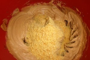 Nuci umplute cu crema de ciocolata si arahide