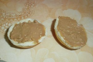 Nuci umplute cu crema de ciocolata si arahide