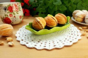 Nuci umplute cu crema de ciocolata si arahide
