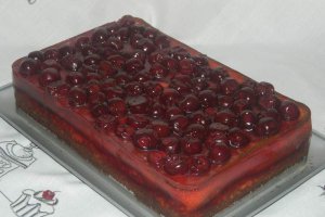 Desert prajitura cu branza si jeleu de visine
