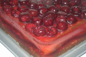 Desert prajitura cu branza si jeleu de visine
