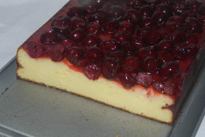 Desert prajitura cu branza si jeleu de visine