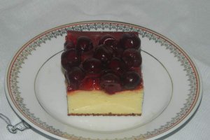 Desert prajitura cu branza si jeleu de visine