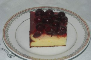 Desert prajitura cu branza si jeleu de visine