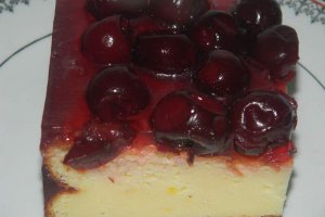 Desert prajitura cu branza si jeleu de visine