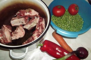 Mancare de mazare cu costita de porc