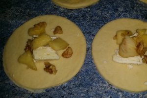 Pirojki cu camembert si mere