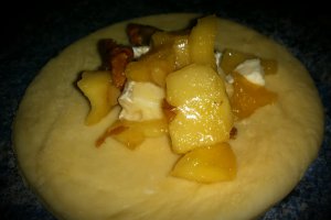 Pirojki cu camembert si mere