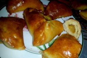 Pirojki cu camembert si mere