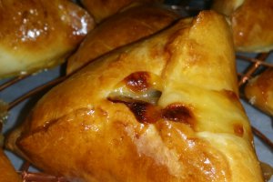 Pirojki cu camembert si mere