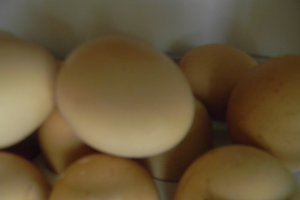 Oua de Pasti vopsite cu hartie creponata