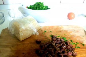 Chec aperitiv cu verdeata si carnati de Plescoi