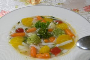 Supa cu vegetale si taitei de orez