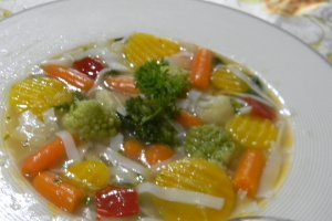 Supa cu vegetale si taitei de orez