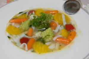 Supa cu vegetale si taitei de orez