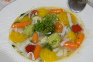 Supa cu vegetale si taitei de orez
