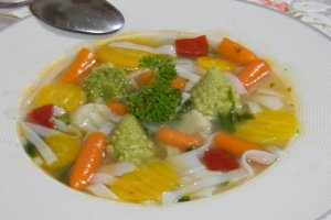 Supa cu vegetale si taitei de orez