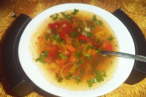 Supa rosie cu legume si paste fainoase