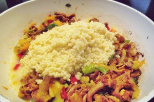 Dovlecei rotunzi umpluti cu cus-cus, legume si ciuperci