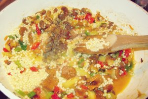 Dovlecei rotunzi umpluti cu cus-cus, legume si ciuperci