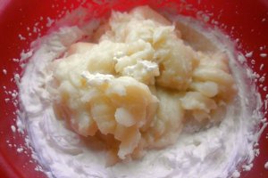Tort aniversar cu crema de lapte si jeleu de capsuni