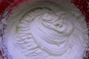 Tort aniversar cu crema de lapte si jeleu de capsuni