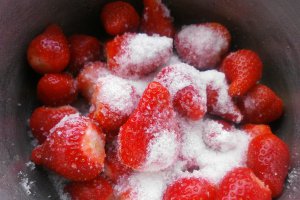 Tort aniversar cu crema de lapte si jeleu de capsuni