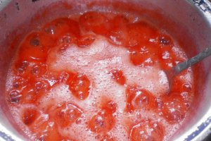 Tort aniversar cu crema de lapte si jeleu de capsuni