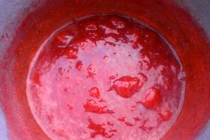 Tort aniversar cu crema de lapte si jeleu de capsuni