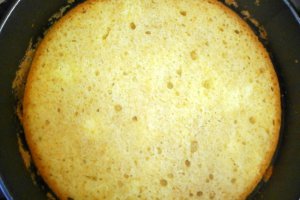 Tort aniversar cu crema de lapte si jeleu de capsuni