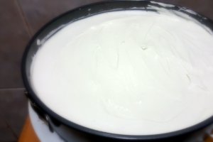 Tort aniversar cu crema de lapte si jeleu de capsuni
