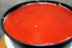 Tort aniversar cu crema de lapte si jeleu de capsuni