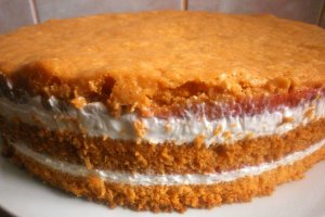 Tort aniversar cu crema de lapte si jeleu de capsuni