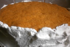 Tort aniversar cu crema de lapte si jeleu de capsuni