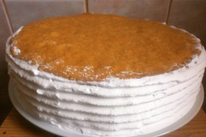 Tort aniversar cu crema de lapte si jeleu de capsuni