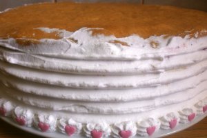 Tort aniversar cu crema de lapte si jeleu de capsuni